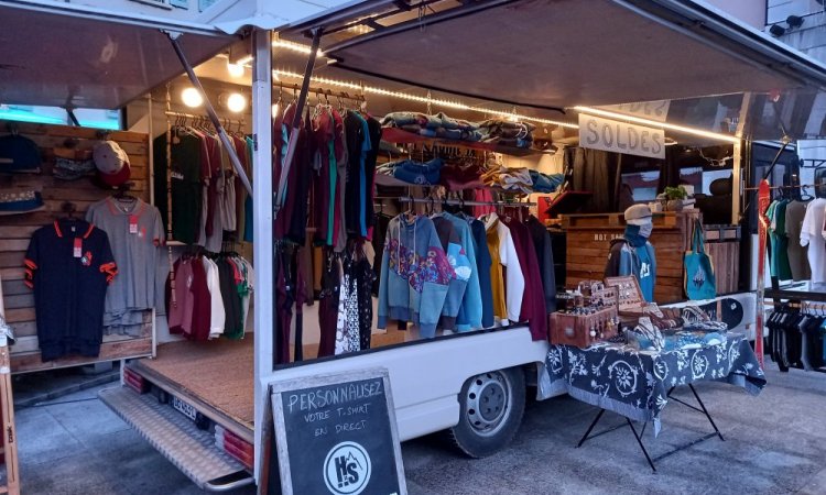 Hot Savoie 74 et son Mob'Shop sur le Marché Hebdomadaire à Faverges