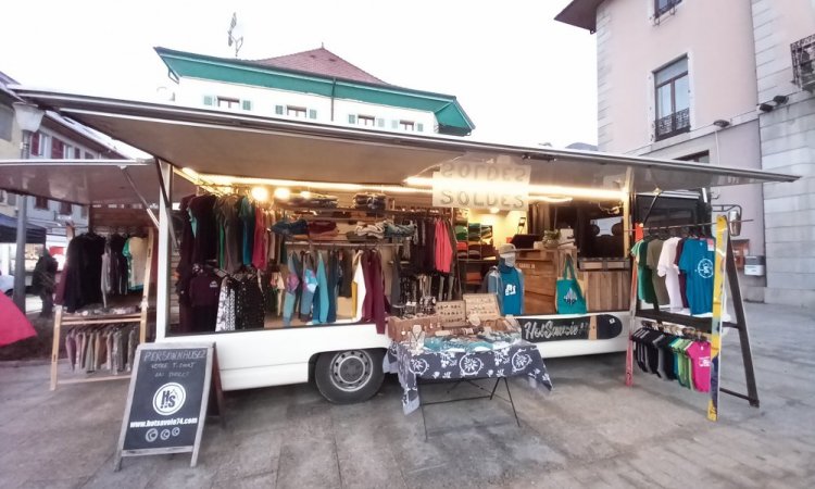 Hot Savoie 74 et son Mob'Shop sur le Marché Hebdomadaire à Faverges
