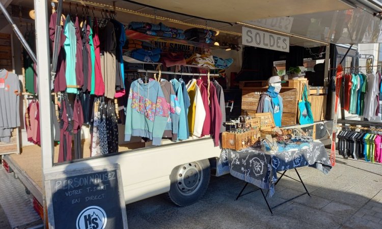 Hot Savoie 74 et son Mob'Shop sur le Marché Hebdomadaire à Faverges