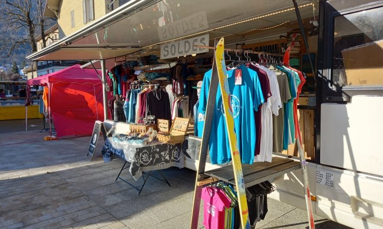 Hot Savoie 74 et son Mob'Shop sur le Marché Hebdomadaire à Faverges